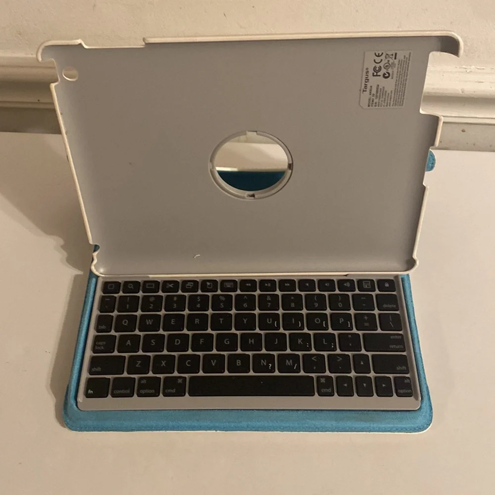 Targus White and Blue Ipad Case with keyboard